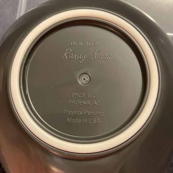 New POURfect Set of 2 Spill Poof Bowls w/Measurements inside of bowl - Picture 7 of 10